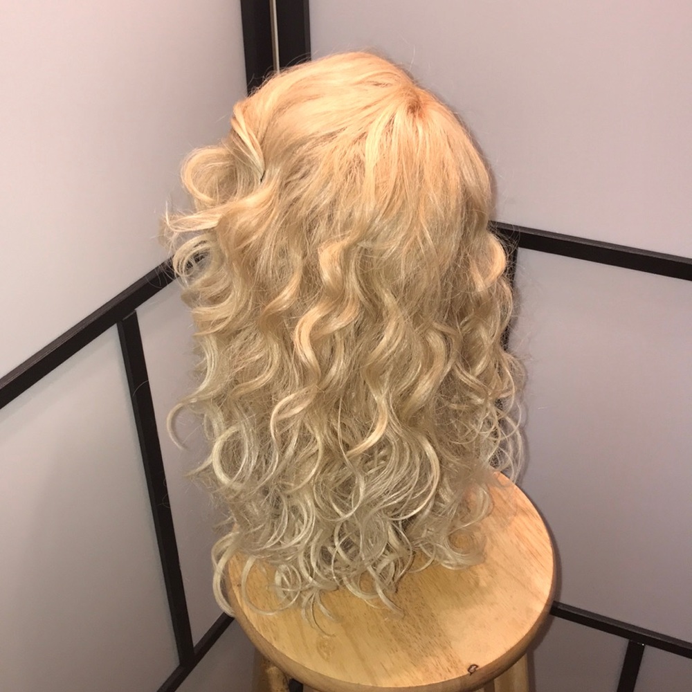 Blonde bombshell - Picture 5 of 5